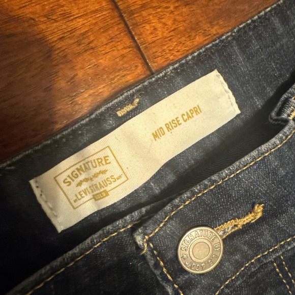 Levi Strauss Signature Gold Women's Mid Rise Capri‎ Jeans Dark Wash Sz 16 W33 - Picture 2 of 8